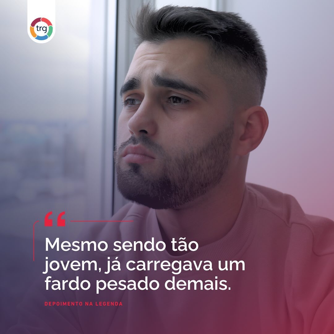 “Mesmo sendo tão jovem, já carregava um fardo pesado demais.”